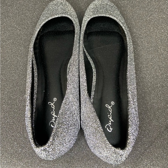 Qupid Women’s Moby-22 Pewter Stretch Lurex Flats Size‎ 8.5 (W56)
New in box - Picture 5 of 7